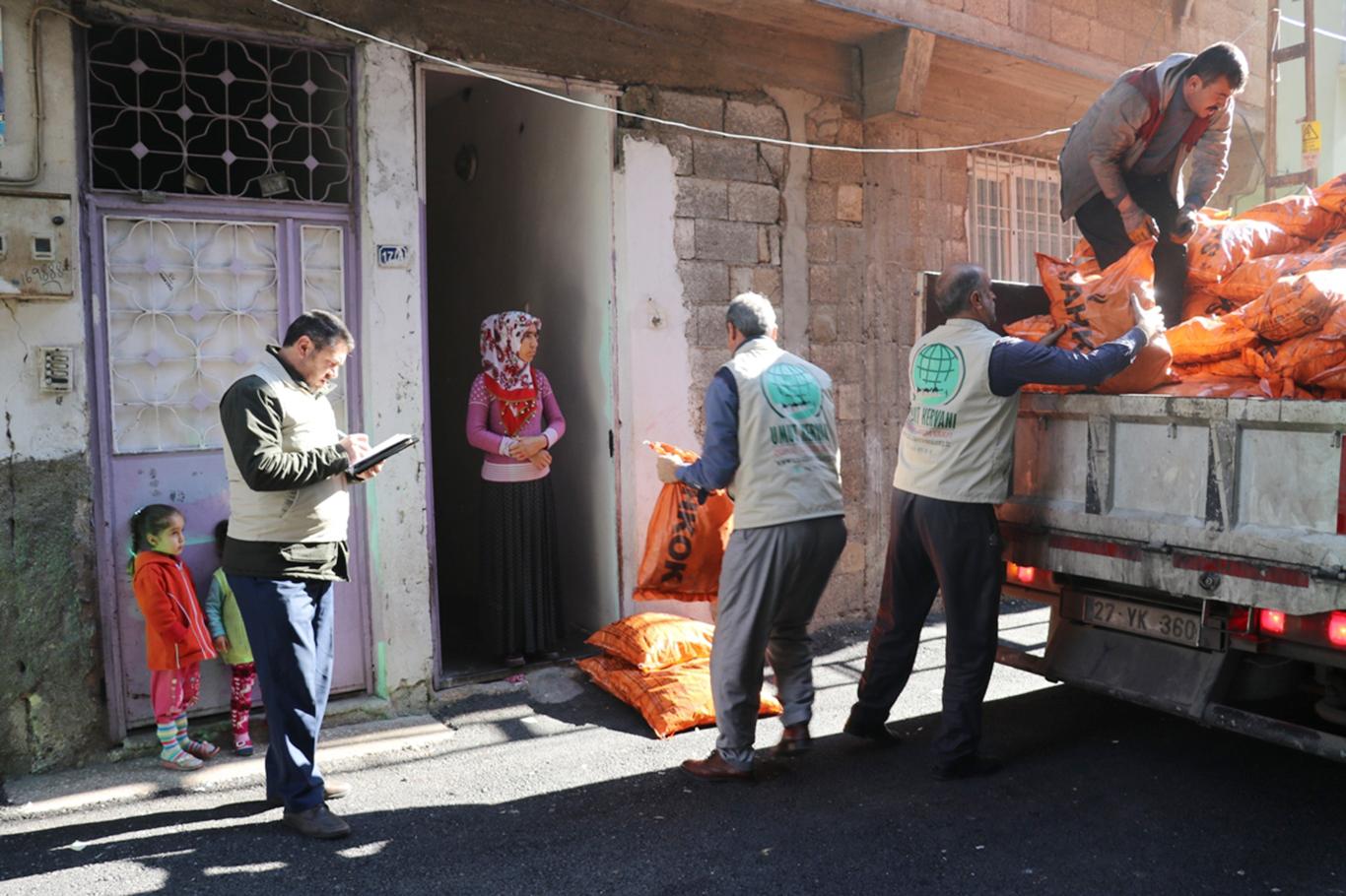 Gaziantep Umut Kervanı'ndan kömür yardımı